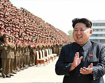 김정은 북한 노동당 제1비서가 인민군 훈련일꾼대회에 참석해 박수를 치며 웃고 있다. 북한은 이달 9일 모스크바에서 열리는 러시아 전승절 기념행사에 김정은이 불참한다고 통보했다. 사진 출처 노동신문