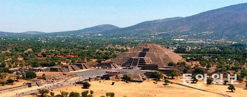 멕시코 중앙고원에 자리한 ‘달의 피라미드’. 아스테카 제국에서 세상의 종말을 막고자 인간의 심장을 바쳤던 곳이다. 동아일보DB