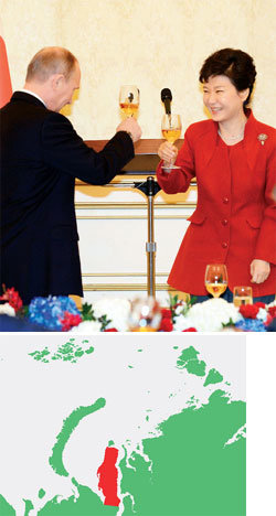 2013년 11월 서울에서 열린 박근혜 대통령과 푸틴 대통령 간 한러 정상회담. 이 회담에서도 한국의 야말 프로젝트 참여는 중요한 논제가 됐다(위). 야말 반도 위치(붉은색). 사진=청와대 사진 기자단, 위키디피아