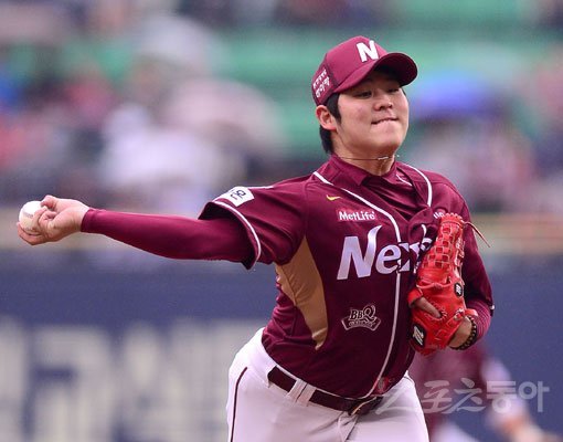 넥센 염경엽 감독의 야심작인 한현희의 선발 전환 시나리오가 조금씩 빛을 보고 있다. 한현희는 3일 잠실 LG전에서 6이닝 1실점의 역투로 시즌 3승째를 챙기며 주말 3연전 스윕을 완성시켰다. 잠실｜김종원 기자 won@donga.com