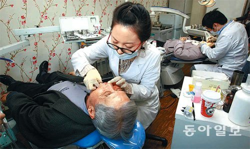 틀니의 마모를 줄이고 수명을 늘리려면 전용 세제로 닦아야 한다. 서울의 한 치과에서 노인들이 틀니 상태를 점검받고 있다.동아일보DB