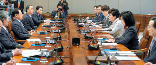 박근혜 대통령(오른쪽에서 두 번째)이 4일 청와대 집현실에서 열린 수석비서관회의에서 인사말을 하고 있다. 박 대통령은 이날 여야가 합의한 공무원연금 개혁이 기대에 못 미친 것에 아쉬움을 표시했다. 국민연금 등 공적연금을 강화하기로 한 것을 두고는 “국민의 부담만 커진다”고 지적했다. 청와대사진기자단