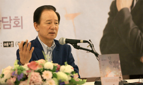 김홍신 작가가 4일 서울 중구 한국프레스센터에서 열린 ‘단 한 번의 사랑’ 출판 기자간담회에서 작품 내용을 설명하고 있다. 해냄 제공