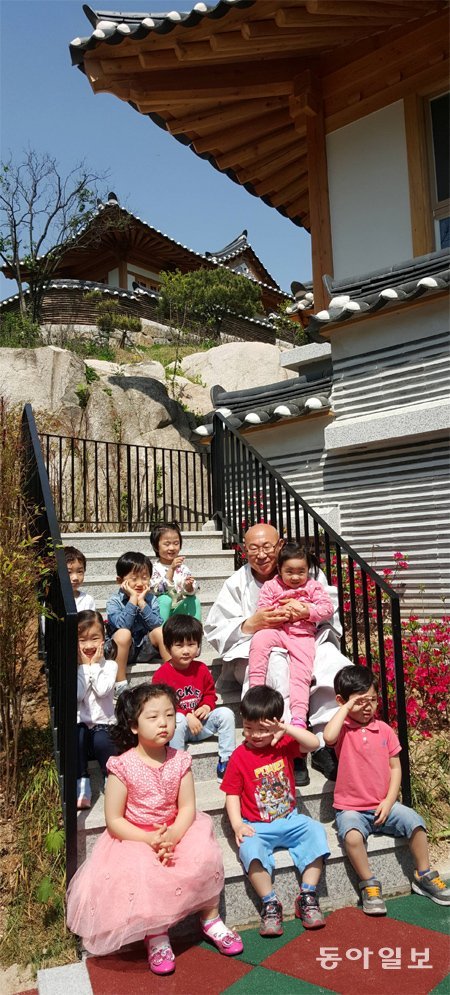 한옥 어린이집에서 아이들과 즐거운 한때를 보내고 있는 정념 스님(윗줄 오른쪽). 김갑식 기자 dunanworld@donga.com
