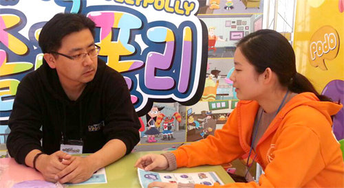 곽태정 씨(왼쪽)가 지난달 11일 경기 과천 서울랜드에서 열린 애니메이션 페스티벌에서 동료 직원과 회의를 하고 있다. 고용노동부 제공
