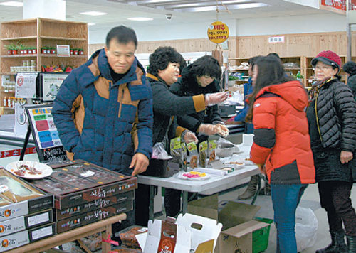 농민들이 직접 생산한 원재료로 가공식품을 개발해 판매하는 완주군 해피스테이션. 완주군 해피스테이션 제공
