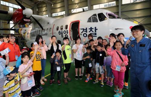 어린이날을 하루 앞둔 4일 오전 김포공항에서 열린 ‘설렘이 가득한 공항 체험행사‘에 참가한 어린이와 가족들이 격납고에서 조종사에게 비행기에 대한 설명을 듣고 있다. 한국공항공사가 마련한 이 행사에는 다문화가정과 탈북자 가족 등 300여명의 시민들이 참여해 즐거운 시간을 보냈다. 사진부 김미옥 기자