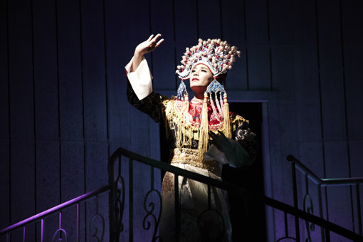 연극 M.버터플라이에서 ‘송 릴링’으로 돌아온 ‘꽃다’ 김다현. 2012년 국내 초연 이후 3번째로 이 역을 맡은 그는 삶의 처음과 끝이 바뀌는 미묘하고 복잡한 인물의 내면을 그려보고 싶었다고 말했다. 사진제공｜(주)연극열전