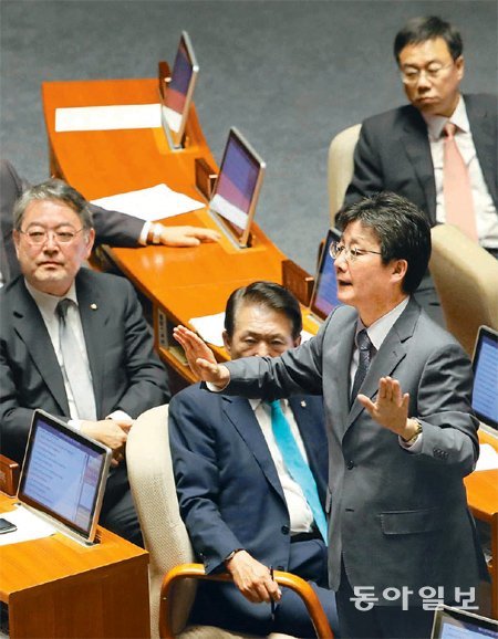 민생 또 외면… 본회의 산회 유승민 새누리당 원내대표(오른쪽)가 6일 오후 국회 본회의장에서 새누리당 
의원들에게 본회의가 산회됐음을 알리고 있다. 이날 여야 합의가 불발돼 본회의에서 처리하려던 공무원연금 개혁안 처리가 무산됐고 
본회의에 상정할 예정이었던 민생법안 등도 처리하지 못했다. 변영욱 기자 cut@donga.com