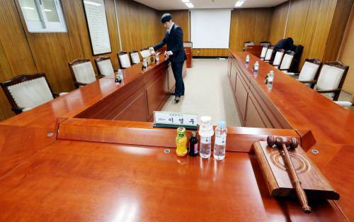 4월14일 오후 서울 종로구 서울시교육청 내 학교보건진흥원에서 열린 서울외고 특성화학교 취소청문회장이 학부모들의 반대로 참석하지 않은 채 텅 비어 있다.