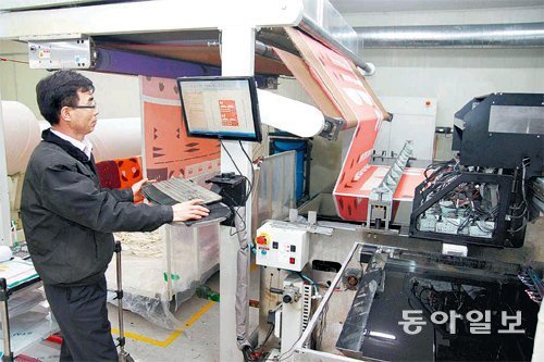 7일 대구 서구 염색전문기업 평안공장에서 장원일 부장이 초고속 디지털 염색기계를 작동하고 있다. 폐수와 냄새가 거의 없어 작업 환경이 쾌적하다. 장영훈 기자 jang@donga.com