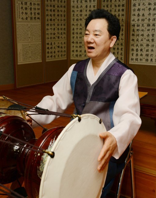 서울전통문화예술진흥원 강의실에서 장단에 맞춰 글을 읽고 있는  유창 선생.