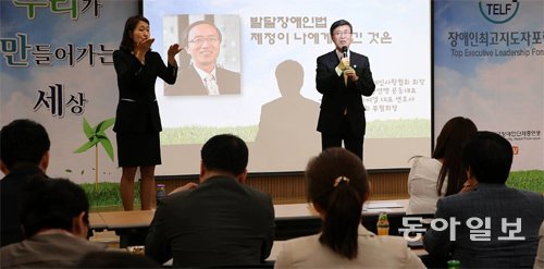 김용직 한국자폐인사랑협회 회장(오른쪽)이 7일 서울 영등포구 이룸센터에서 열린 ‘우리가 만들어가는 세상’ 강연에서 발달장애인을 주제로 이야기하고 있다. 전영한 기자 scoopjyh@donga.com