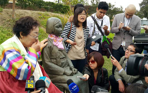 6일 미국 캘리포니아 주 글렌데일 시립공원에 세워진 ‘평화의 소녀상’을 찾은 일본군 위안부 피해자 이용수 할머니(왼쪽)가 성명을 발표하고 있다. 사진작가 곽수연 씨 제공