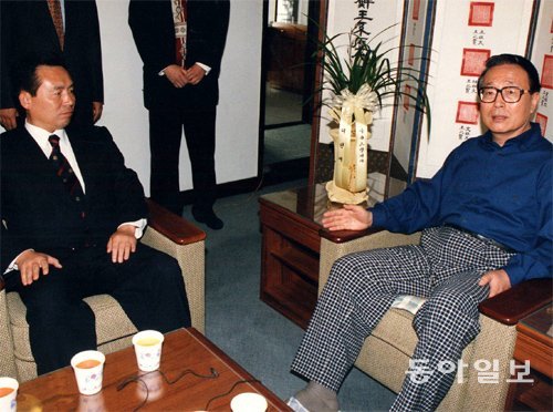 1997년 9월 22일 박찬종 한나라당 고문(오른쪽)이 머물고 있던 서울 돈암장을 찾은 이인제 전 경기도지사. 이인제가 독자 대선 출마를 선언한 직후였다. 박찬종은 결국 이인제의 국민신당에 합류한다. 동아일보DB