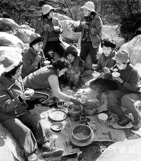 1980년 산에서 직접 솥에 밥을 지어 먹고 있는 등산객들. 지금은 지정된 장소에서만 취사가 허용된다.