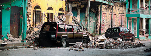 2010년 아이티의 수도 포르토프랭스 남동쪽의 자크멜에서 일어난 지진으로 집들이 무너지는 등 일대가 폐허가 된 모습. 지진은 인류에게 막대한 타격을 입혀 왔고 지진을 예측하려는 인류의 노력도 커져 왔다. 반니 제공