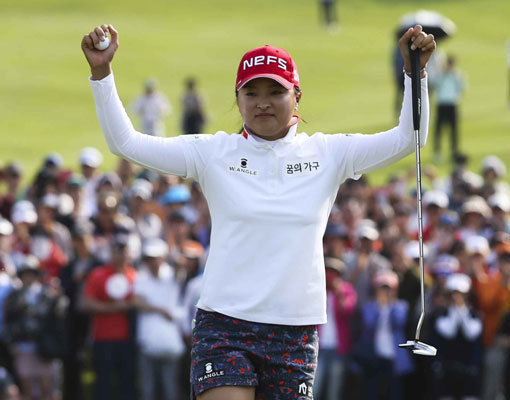 고진영이 10일 경북 경산 인터불고 골프장에서 열린 한국여자프로골프(KLPGA)투어 교촌허니 레이디스오픈에서 우승해 올 시즌 가장 먼저 2승 고지에 올랐다. 고진영이 갤러리들의 환호 속에서 마지막 18번홀의 우승 퍼트를 끝낸 뒤 두 팔을 벌린 채 활짝 웃고 있다. 사진제공｜KLPGA