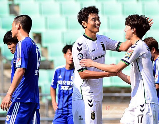 전북 이동국(가운데)이 10일 울산문수경기장에서 열린 ‘현대오일뱅크 K리그 클래식 2015’ 10라운드 울산과의 원정경기에서 선제골을 넣고 2-1로 이긴 뒤 팀 후배 이재성과 함께 기뻐하고 있다. 울산｜김진환 기자 kwangshin00@donga.com