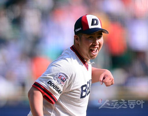 ‘느린 공으로도 최고의 반열에 오를 수 있다!’ 두산 유희관이 10일 잠실 한화전 8회초 1사 만루 위기서 정근우를 병살타로 처리한 뒤 기뻐하고 있다. 유희관은 이날 프로 데뷔 첫 완봉승을 신고했다. 잠실｜김종원 기자 won@donga.com