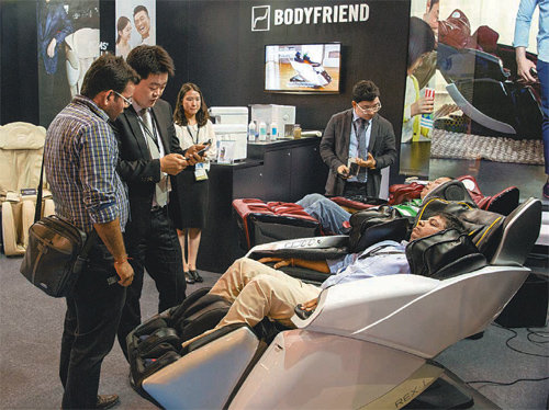 바디프랜드는 지난달 홍콩에서 열린 아시아 최대 전자제품 전시회 ‘홍콩춘계전자전’에 참가해 고급형 안마의자 ‘렉스-엘’ 등 자사 안마의자와 정수기, 도정기를 전시했다. 바디프랜드 제공