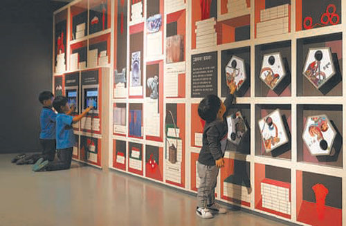 서울 용산구 국립중앙박물관 어린이박물관에서 차분하게 전시물 체험을 해보고 있는 아이들의 모습. 하지만 부모들이 아이들을 채근해 차분한 분위기를 흐리는 경우도 있다. 국립중앙박물관 제공