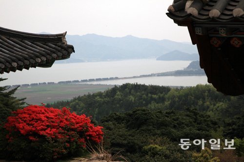 백련사 절마당에서는 강진만 바다가 이렇게 조망된다. 다산초당에서도 강진만은 같은 모습으로 바라다보인다. 혜암선사와 다산이 늘 보았을 이 강진만 바다. 오늘은 내가 홀로 바라본다. 나주강진(전남)=조성하 전문기자 summer@donga.com