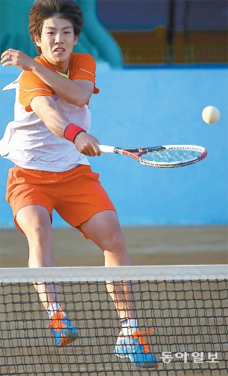 2014 인천 아시아경기에서 정구 3관왕을 차지한 김범준이 12일 동아일보기 전국정구대회에서 상대 선수의 공을 넘기고 있다. 문경=전영한 기자 scoopjyh@donga.com
