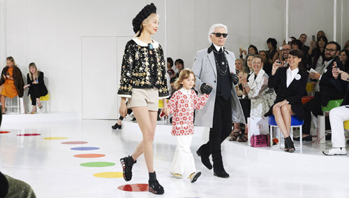 (왼쪽부터) 한국 모델 수주, 어린이 모델 허드슨 크로닉, 수석 디자이너 카를 라거펠트. 이들은 샤넬 서울 크루즈 컬렉션의 마지막을 장식했다. 샤넬 제공