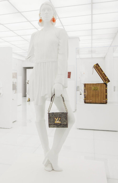 루이뷔통 패션쇼에 서는 실제 모델을 그대로 본뜬 마네킹이 루이뷔통의 올 시즌 가방을 들고 있다.