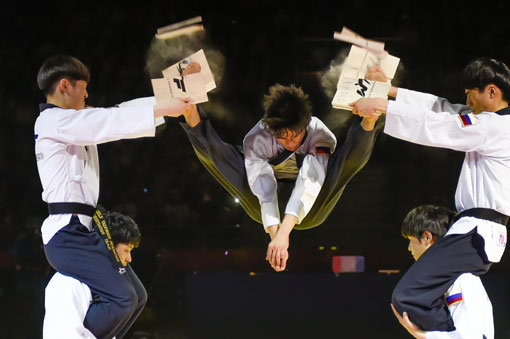 세계태권도연맹(WTF) 시범단이 12일(한국시간) 러시아 첼랴빈스크 트랙토르 아레나에서 열린 세계선수권대회 개막식에서 화려한 발차기를 선보이고 있다. 사진제공｜WTF