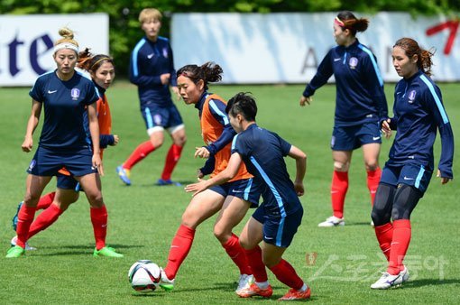 12년 만에 월드컵 무대를 밟는 여자축구대표팀이 13일 경기도 파주 국가대표트레이닝센터(NFC)에서 팀을 나눠 연습경기를 진행하며 실전감각을 끌어올리고 있다. 파주｜김민성 기자 marineboy@donga.com