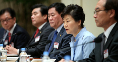 박근혜 대통령이 13일 청와대에서 열린 ‘2015 국가재정전략회의’에 참석해 모두발언을 하고 있다. 박 대통령은 “재정 지출을 수반하는 입법을 할 때 재정 조달 방법도 제출하도록 의무화해야 한다”고 강조했다. 청와대사진기자단