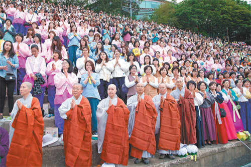 지난해 서울 동국대에서 열린 연등회 행사에 참석한 스님과 불자들이 두손을 모아 세상에 대한 부처님의 자비를 기원하고 있다. 대한불교조계종 제공