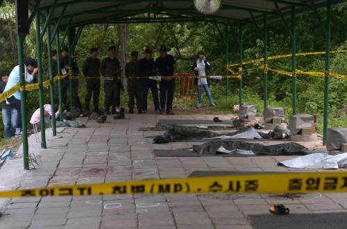 예비군 총기 난사 사건이 발생한지 하루가 지난 14일 오후 서울 서초구 내곡동 강동·송파 예비군 훈련장 내 예비군 사격장 사고 현장이 공개되고 있다. 사진부 박영대 기자