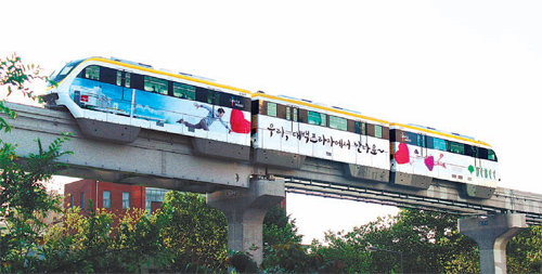 기업 광고로 꾸민 대구도시철도 3호선 모노레일이 중구 남산동 신남 사거리 구간을 달리고 있다. 대구시 제공