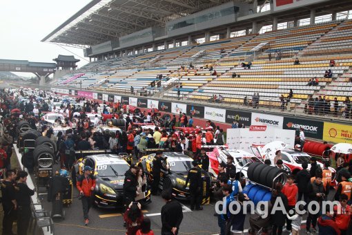 지난달 12일 전남 영암 코리아인터내셔널서킷에서 국내 대표 모터스포츠 ‘슈퍼레이스’ 시즌 개막전 경기가 펼쳐졌다. 이날 결선 경기에 앞서 출전 차량 및 선수들이 그리드워크를 통해 경기장을 찾은 관람객을 맞이하고 있다.