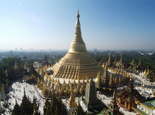 사원 전체가 신자들이 보시한 얇은 황금박으로 덮여 있는 미얀마의 ‘슈웨지곤 파고다’. EBS 제공