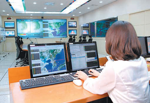 한국지질자원연구원 내에 설치된 지진연구센터 종합상황실. 전국에 설치된 지진계가 관측한 데이터가 실시간으로 전송된다. 한국지질자원연구원 제공