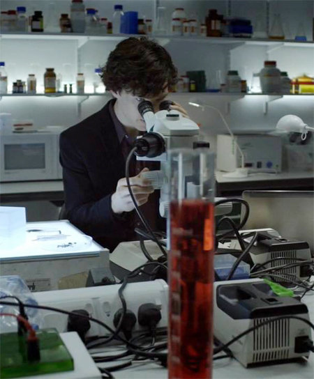 영국 BBC 드라마 ‘셜록’ 시즌1에는 악당이 남긴 운동화에서 발견한 꽃가루를 단서로 인질이 있는 장소를 알아내는 셜록의 모습이 나온다. BBC 드라마 ‘셜록’ 캡처