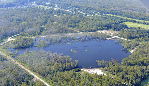 2012년 8월 미국 루이지애나 주에서 발생한 깊이 200m의 초대형 싱크홀에 물이 차오른 모습. 미국항공우주국(NASA)은 영상레이더로 지표 변화를 감시하면서 싱크홀 발생을 예측해 인명 피해를 막았다. OWOC 제공
