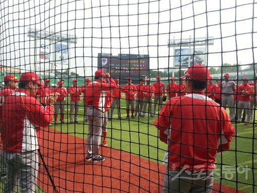 SK 김용희 감독이 15일 잠실 LG전에 앞서 SK 선수단 전체로부터 스승의 날 감사인사를 받고 있다. 잠실｜김영준 기자 gatzby@donga.com