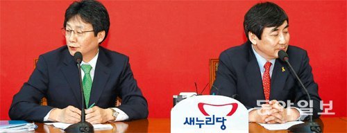 새누리당 유승민 원내대표(왼쪽)와 신임 새정치민주연합 이종걸 원내대표가 10일 국회 새누리당 원내대표실에서 상견례를 겸해 처음으로 회동했다. 이날 두 원내대표는 원내수석부대표 등을 대동하고 4시간 동안 마라톤협상을 벌였지만 공무원연금 개혁안 등에 대한 견해차를 좁히지 못했다. 서로 다른 곳을 바라보는 두 원내대표의 시선이 현재 경색된 여야 관계를 그대로 보여주는 듯하다. 홍진환 기자 jean@donga.com