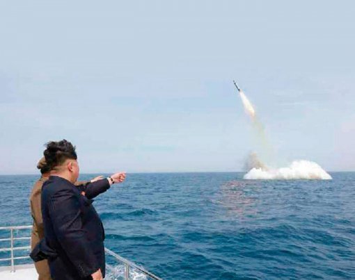 북한이 5월 8일 실시한 잠수함발사탄도미사일(SLBM) 수중 사출시험을 담은 ‘노동신문’ 5월 9일자 1면 사진. 김정은 조선노동당 제1비서가 솟아오르는 미사일을 손가락으로 가리키고 있다. 사진출처=노동신문