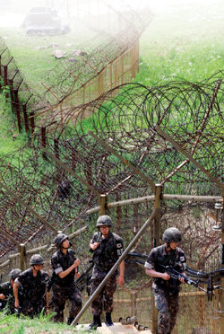 강원 철원군 6사단 청성부대 장병들이 비무장지대(DMZ) 철책 경계근무를 하고 있다.