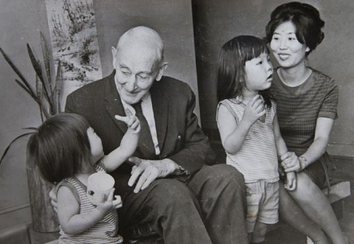 최진영 교수(오른쪽), 그리고 그의 두 딸과 담소 중인 스코필드 박사. 1967년 스코필드 박사가 최 교수의 미국 집을 방문했을 때 그의 남편이 촬영한 사진이다.