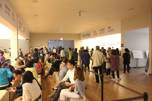 ‘용인불패’의 신화를 이어갈 것으로 기대를 모으는 풍덕천동의 오피스텔 ‘수지 e편한세상 시티’ 견본주택 전시장에 많은 사람들이 모여 북적이고 있다. 수지 e편한세상 시티 견본주택 전시장에는 15일 오픈 이후 3일간 7000명이 찾았다. 사진제공｜대림산업