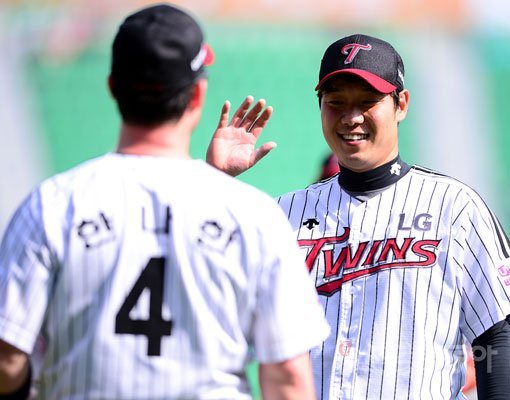 LG 류제국(오른쪽)이 17일 잠실 SK전에서 7회초를 마친 뒤 잭 한나한과 하이파이브를 하며 덕아웃으로 들어가고 있다. 류제국은 이날 7이닝 4실점으로 시즌 첫 승을 올렸다. 한나한은 4-2로 앞선 5회 승부에 쐐기를 박는 2점포로 국내무대 첫 홈런을 신고했다. 잠실｜김진환 기자 kwangshin00@donga.com