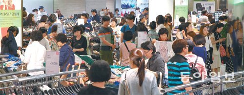 17일 서울 중구 남대문로 롯데백화점 본점 9층 할인 행사장을 찾은 고객들이 의류와 신발 등을 고르고 있다. 백화점들에 따르면 소비 회복의 가늠자로 여겨지는 의류 매출이 최근 증가세를 보이고 있다. 신원건 기자 laputa@donga.com