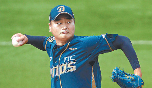 NC 박명환이 17일 대구구장에서 열린 삼성과의 방문경기에 선발 등판해 힘차게 공을 뿌리고 있다. 박명환은 6이닝 동안 2피안타 4탈삼진 무실점으로 호투하며 4년 10개월 23일 만에 선발승을 따냈다. 스포츠코리아 제공